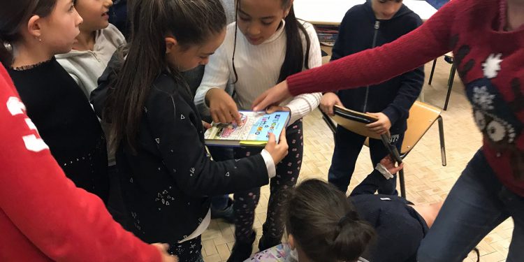 I giurati della Scuola primaria XXV Aprile di Biella all'opera nelle attività di lettura dei libri finalisti alla categoria +6