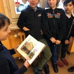 I giurati della Scuola primaria XXV Aprile di Biella all'opera nelle attività di lettura dei libri finalisti alla categoria +6