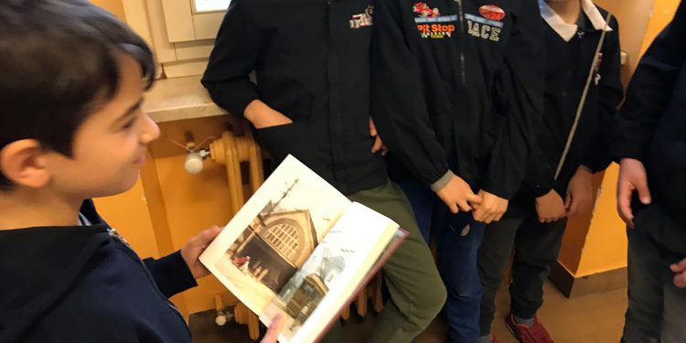 I giurati della Scuola primaria XXV Aprile di Biella all'opera nelle attività di lettura dei libri finalisti alla categoria +6