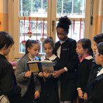 I giurati della Scuola primaria XXV Aprile di Biella all'opera nelle attività di lettura dei libri finalisti alla categoria +6