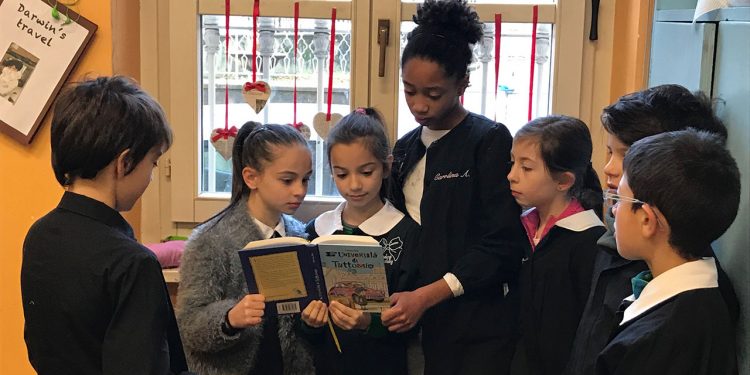 I giurati della Scuola primaria XXV Aprile di Biella all'opera nelle attività di lettura dei libri finalisti alla categoria +6