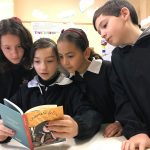 I giurati della Scuola primaria XXV Aprile di Biella all'opera nelle attività di lettura dei libri finalisti alla categoria +6