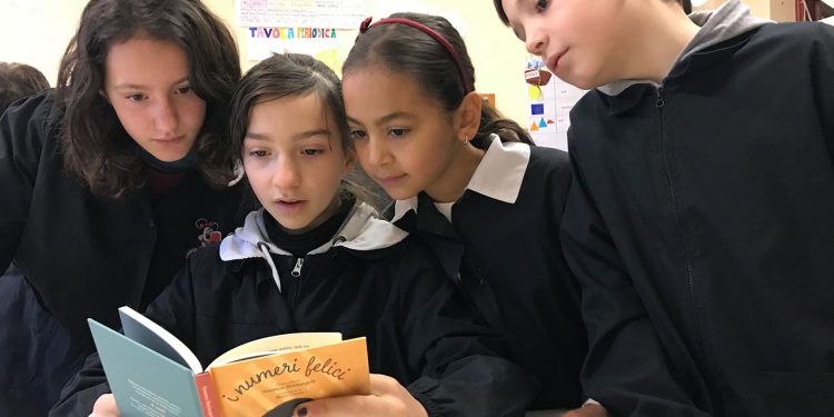 I giurati della Scuola primaria XXV Aprile di Biella all'opera nelle attività di lettura dei libri finalisti alla categoria +6