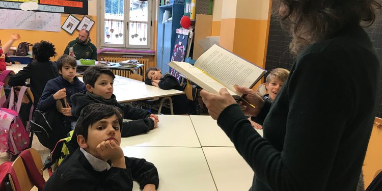 I giurati della Scuola primaria XXV Aprile di Biella all'opera nelle attività di lettura dei libri finalisti alla categoria +6